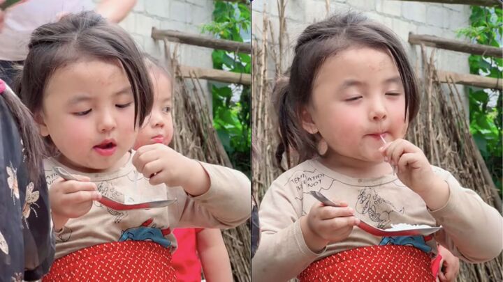 Vẻ thiên thần của em bé vùng cao khi mê mải ăn bún khiến dân mạng 'tan chảy'