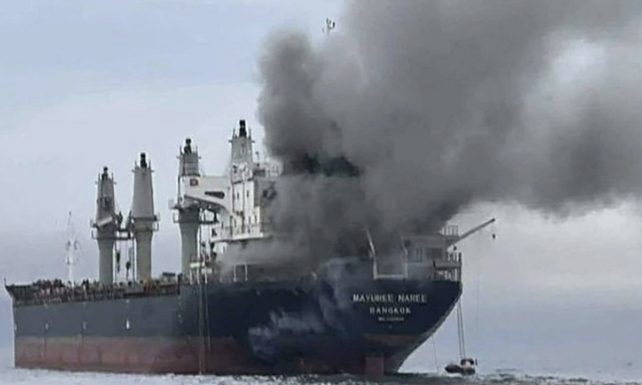 Tàu chở hàng ở eo biển Hormuz trúng vật thể lạ