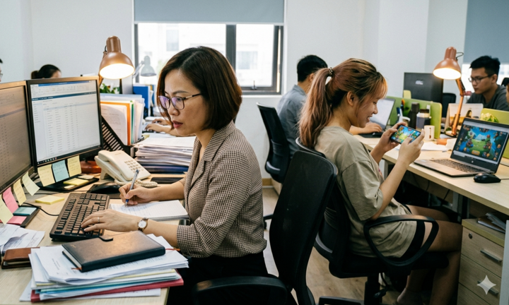 Đồng nghiệp gen Z vừa than 'bị dí deadline’ vừa miệt mài xem TikTok