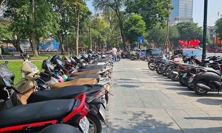 Hà Nội dự kiến tăng phí gửi ô tô, xe máy trên vỉa hè, cao nhất 400.000 đồng/m²