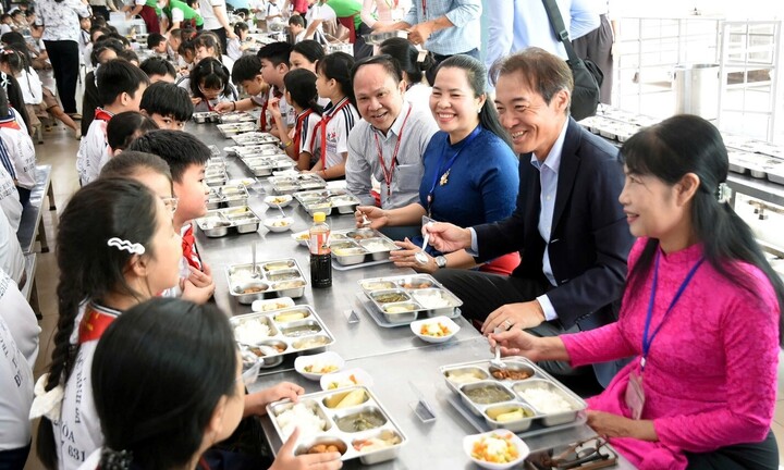 Tổng Giám đốc Ajinomoto Việt Nam trải nghiệm bữa ăn học đường cùng học sinh
