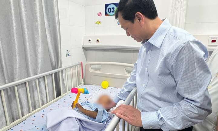 Hoàn cảnh éo le của bé trai 2 tuổi ở TP.HCM bị mẹ và cha dượng bạo hành