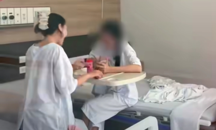 Cái nắm tay lạc quan của hai cô gái tuổi đôi mươi trong phòng bệnh ung thư