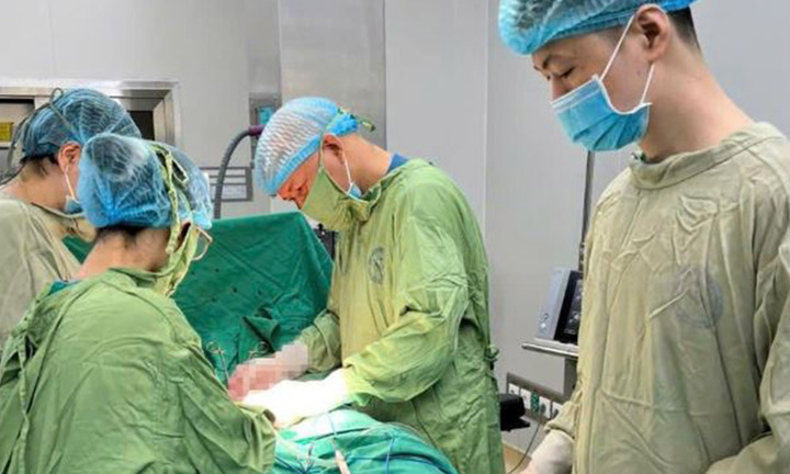 Bụng to bất thường, bé gái 14 tuổi phát hiện khối u buồng trứng ác tính khổng lồ