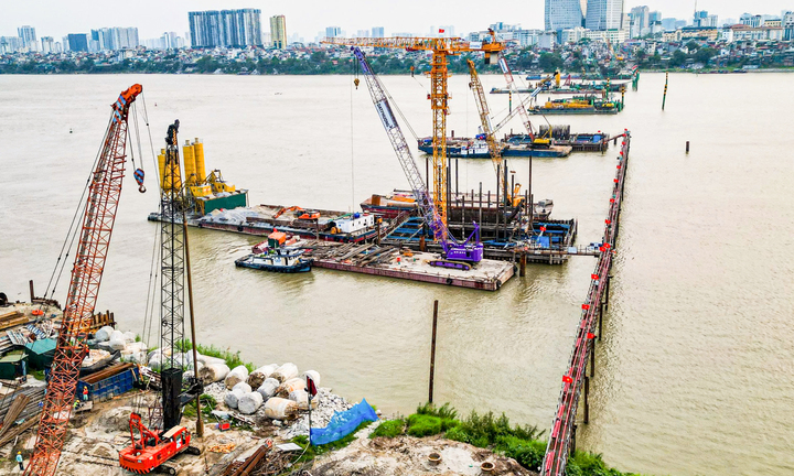 Tấp nập thi công cầu vượt sông Hồng gần 16.000 tỷ đồng