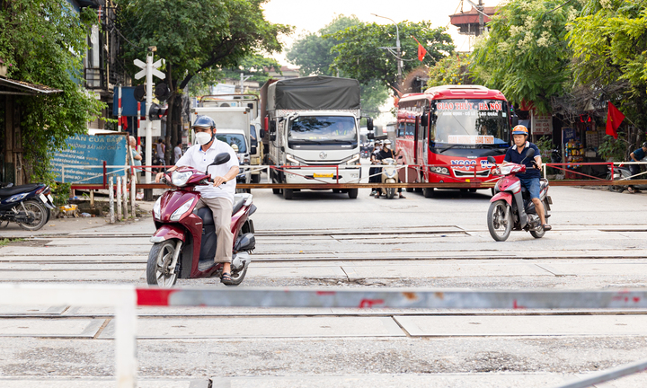 Thót tim cảnh người Hà Nội bất chấp vượt rào chắn, 'đua' tốc độ với tàu hoả