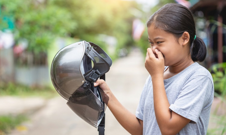 5 cách khử mùi hôi mũ bảo hiểm mà không cần tháo rời