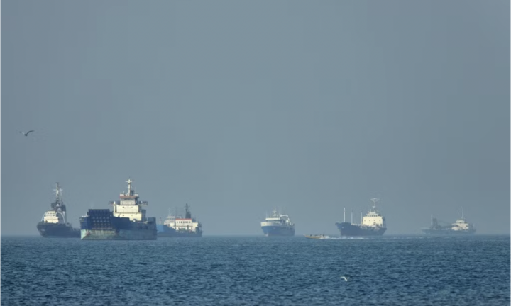 Iran triển khai các tàu ngầm mini để kiểm soát eo biển Hormuz