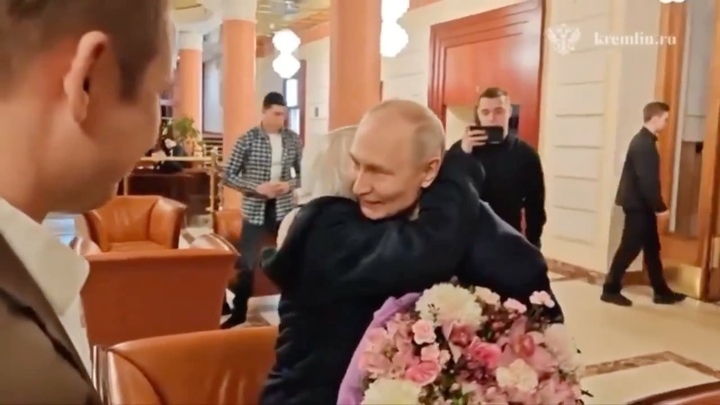 Xúc động video Tổng thống Putin lái xe chở cô giáo cũ đến điện Kremlin
