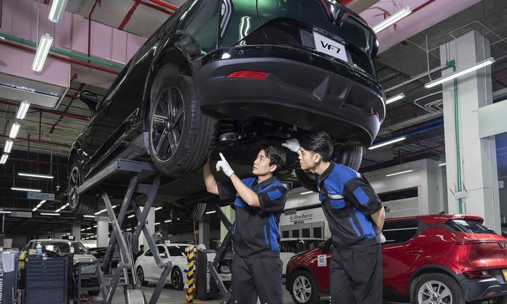 Chuyển từ xe xăng sang xe VinFast: 'Ít vào xưởng hơn, chi phí nhẹ hơn hẳn'