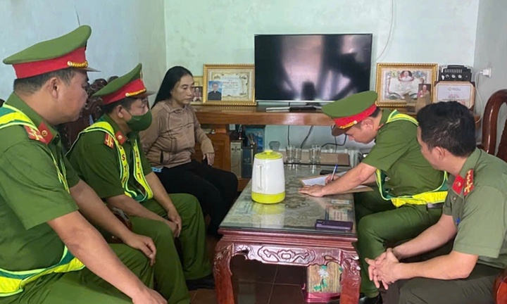 Công an vào cuộc vụ người phụ nữ dùng cào đập ô tô đi vào đường phơi lúa