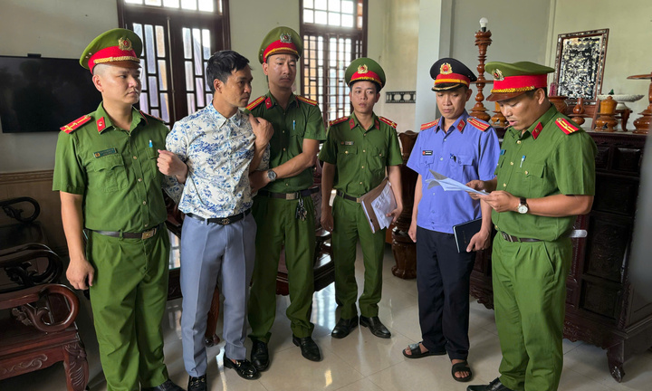 Người đàn ông xuyên tạc, xúc phạm cơ quan chức năng từng chửi bới đánh đập mẹ
