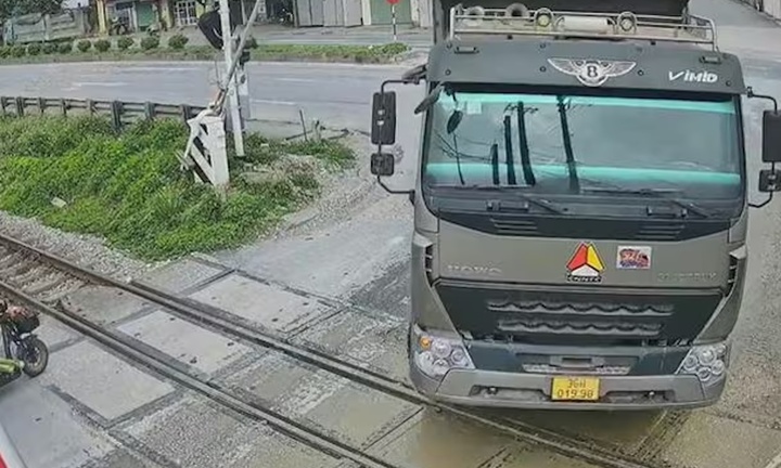 Video: Khoảnh khắc xe tải liều lĩnh tông gác chắn, vượt đường sắt lúc tàu đang tới