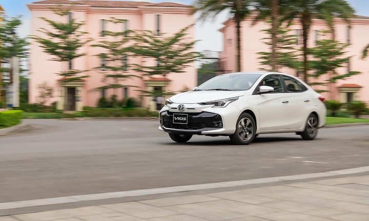 Toyota Vios tiếp tục 'thống trị' phân khúc xe gầm thấp trong tháng 4