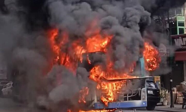 Xe buýt cháy ngùn ngụt trên phố Hà Nội, 10 hành khách thoát nạn