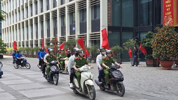 Tuổi trẻ C06 ra quân hỗ trợ người dân dùng VNeID mùa cao điểm hè