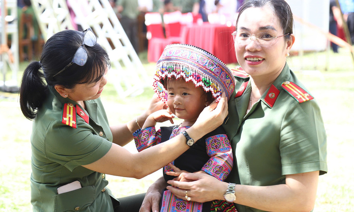 Rộn ràng ngày hội 'Vì bình yên bản làng'