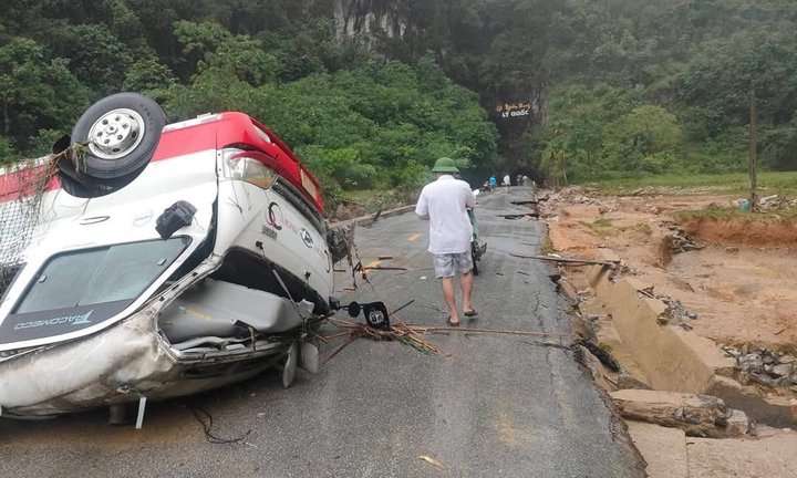 Mưa lũ và dông lốc đánh chìm tàu, cuốn trôi ô tô, thiệt hại hơn 10 tỷ đồng