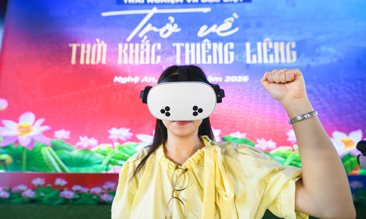 Những vị khách đầu tiên trải nghiệm VR 'Trở về thời khắc thiêng liêng' ở Nghệ An