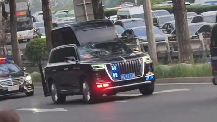 Chiếc SUV bí ẩn với mái khổng lồ trong đoàn xe ông Trump ở Trung Quốc