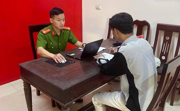 Nam thanh niên xông vào quán bida túm tóc, đạp vào mặt cô gái trẻ