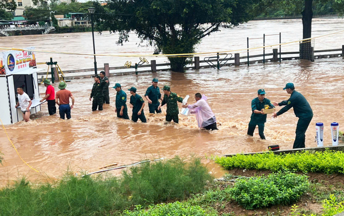 Mưa xối xả nhiều giờ, Quảng Ninh và Lai Châu đối mặt nguy cơ lũ quét