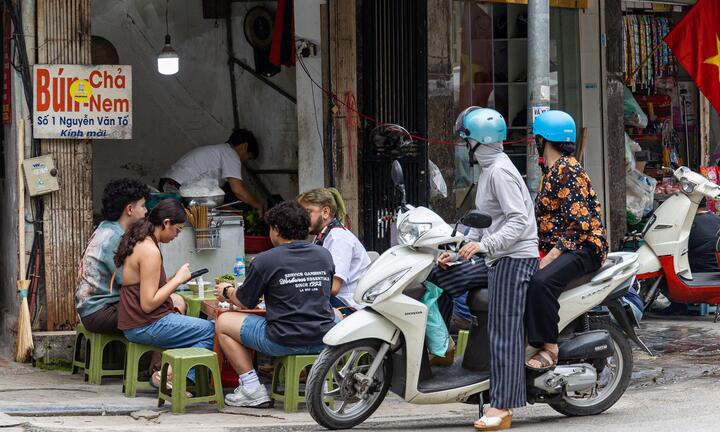 Thuê vỉa hè, lo chủ quán coi 'sổ đỏ nhà mình ra tận đường', xua đuổi người đi bộ