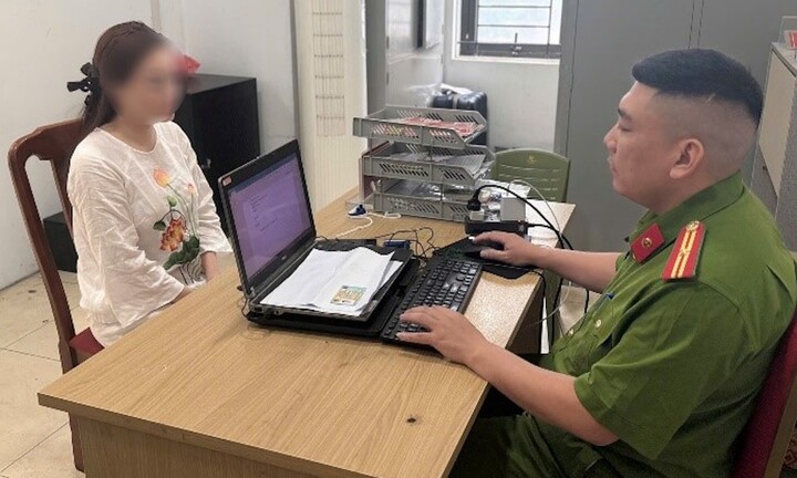 Lập hồ sơ xử lý người phụ nữ chửi bới, hành hung tài xế ô tô giữa đường