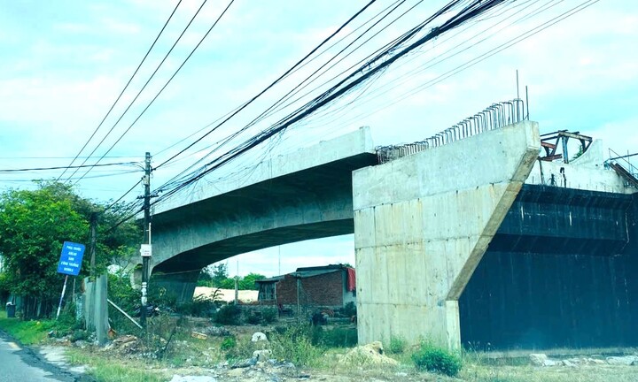Cắm biển báo công trường thi công nhưng 2 năm trời không thấy bóng công nhân