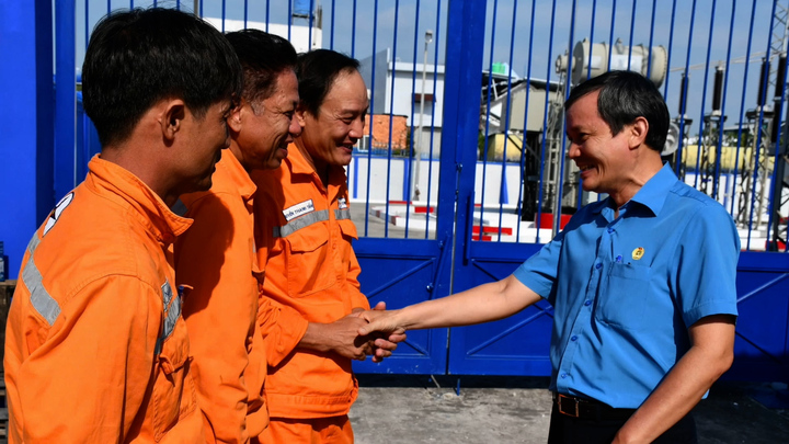 Công đoàn EVNSPC đồng hành, sẻ chia cùng người lao động