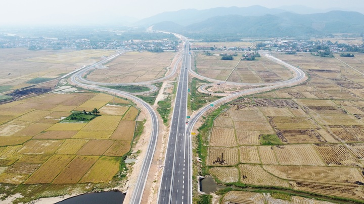 Cận cảnh tuyến cao tốc Bắc – Nam qua Đắk Lắk vừa thông xe