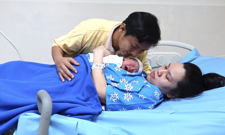Từ 2027, phụ nữ sinh đủ 2 con trước 35 tuổi được hỗ trợ tối thiểu 2 triệu đồng