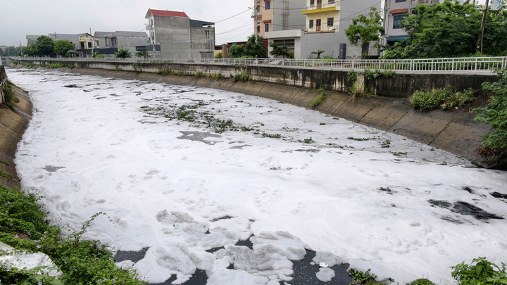 Nước đen, bọt trắng phủ kín kênh ở Bắc Ninh, 4 tháng chưa tìm ra nguồn xả thải