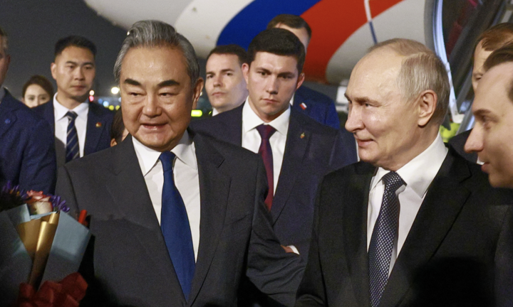Ngoại trưởng Trung Quốc Vương Nghị ra sân bay đón Tổng thống Nga Putin