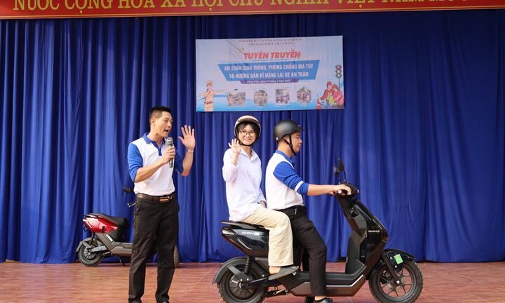 Cao Bằng nhân rộng mô hình 'Cổng trường an toàn giao thông'