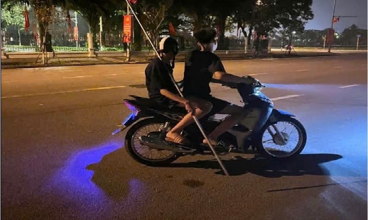 Bắt nhóm thanh thiếu niên mang hung khí gây náo loạn phố đêm ở Hà Nội