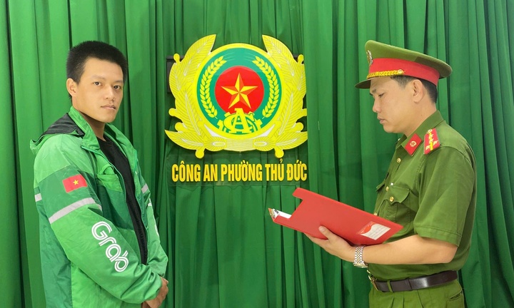 Danh tính nam thanh niên mặc áo Grab chặn xe, đánh người trên phố