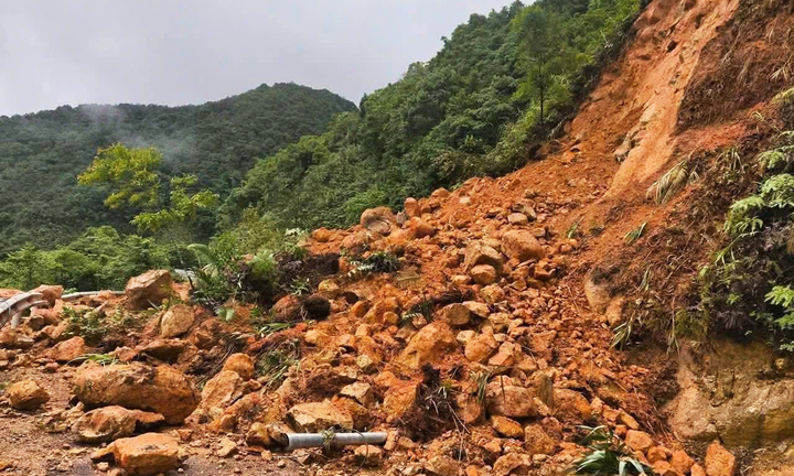 Quảng Ninh tiếp tục mưa lớn, nhiều tuyến đường sạt lở, chia cắt