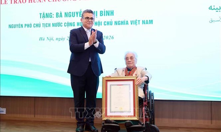 Nguyên Phó Chủ tịch nước Nguyễn Thị Bình nhận Huân chương Ngôi sao Công trạng