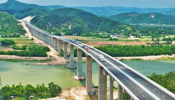 Ngắm cao tốc Bắc - Nam tuyệt đẹp uốn lượn giữa núi sông Tây Nguyên