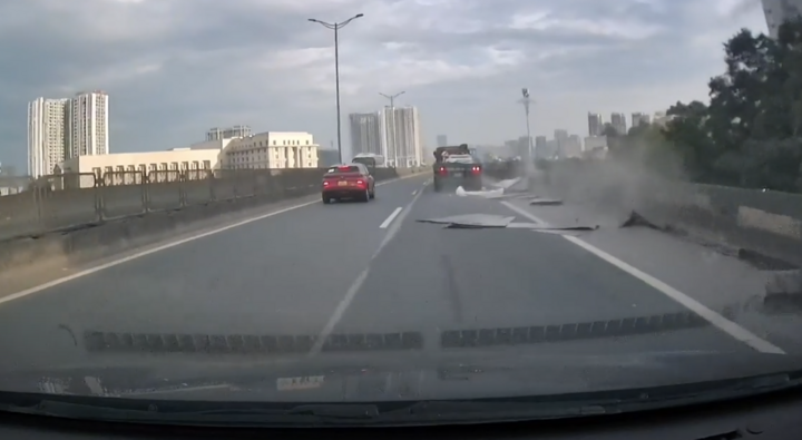 Loạt tấm tôn bay từ xe đầu kéo xuống đường, ô tô đi sau thoát nạn trong gang tấc