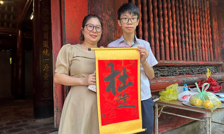 Sĩ tử đến Văn Miếu cầu may, xin chữ 'Đỗ đạt' trước kỳ thi quan trọng