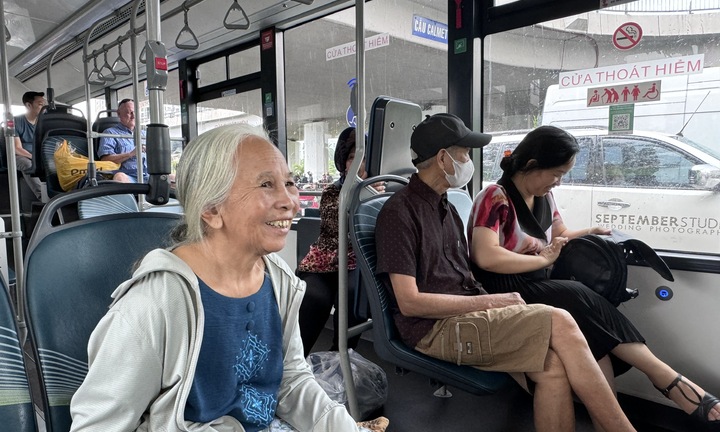 TP.HCM đề xuất cho xe buýt nhỏ chở khách nối khu dân cư với metro, bến xe buýt
