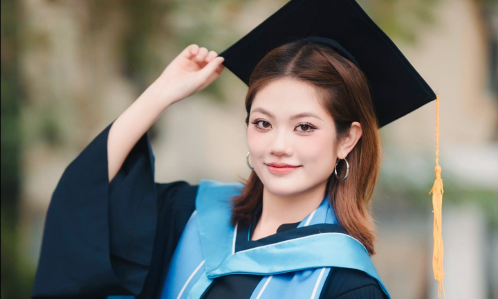 Thủ khoa Đại học Kinh tế Quốc dân xinh đẹp tốt nghiệp sớm với GPA tuyệt đối