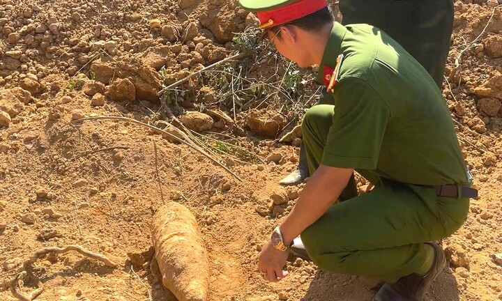 Thi công đập thủy lợi ở Đà Nẵng, phát hiện 2 quả pháo cối