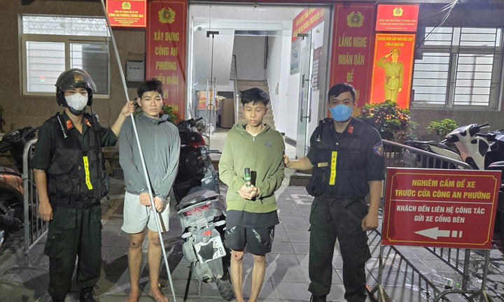 Nhóm thanh niên cầm hung khí lạng lách, ném vỏ chai, xit hơi cay vào cảnh sát