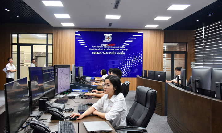 Nắng nóng kéo dài, EVNHANOI trực 24/24, đảm bảo điện cho sinh hoạt và sản xuất