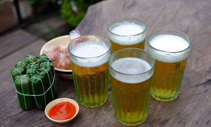 Trời nóng uống bia để giải nhiệt: Chuyên gia cảnh báo càng uống càng mất nước