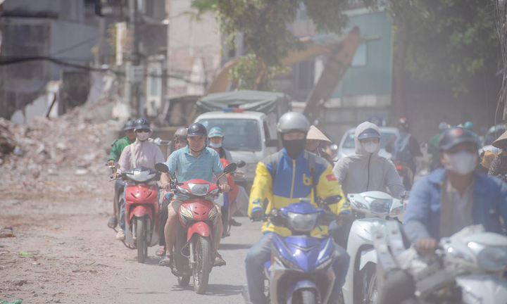 Người Hà Nội chật vật băng qua công trường bụi mù giữa nắng như thiêu