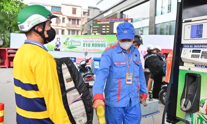 Thử xăng E10, dân mạng bảo 'yên tâm chạy', shipper nói 'rẻ tội gì không dùng'